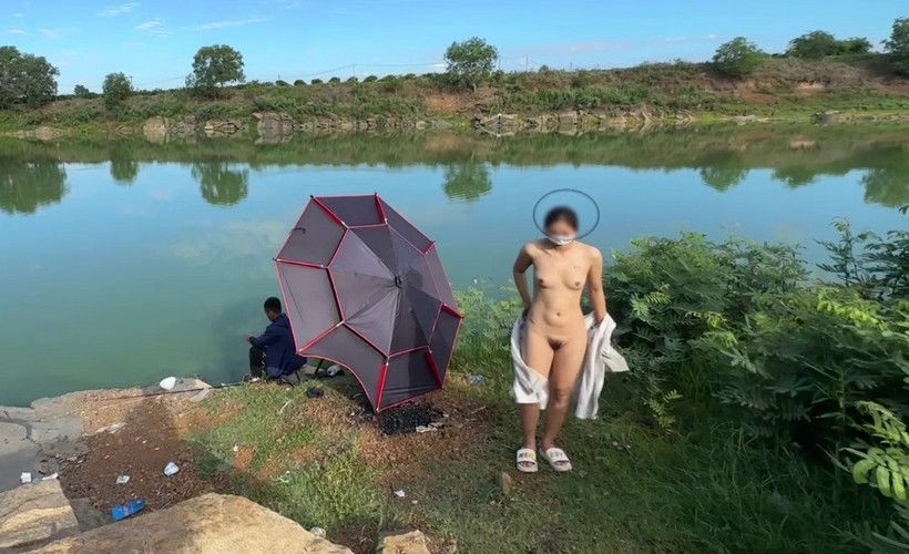 Phim  Sex Bé người yêu ra hồ cá phô dâm mặc kệ cần thủ đang câu