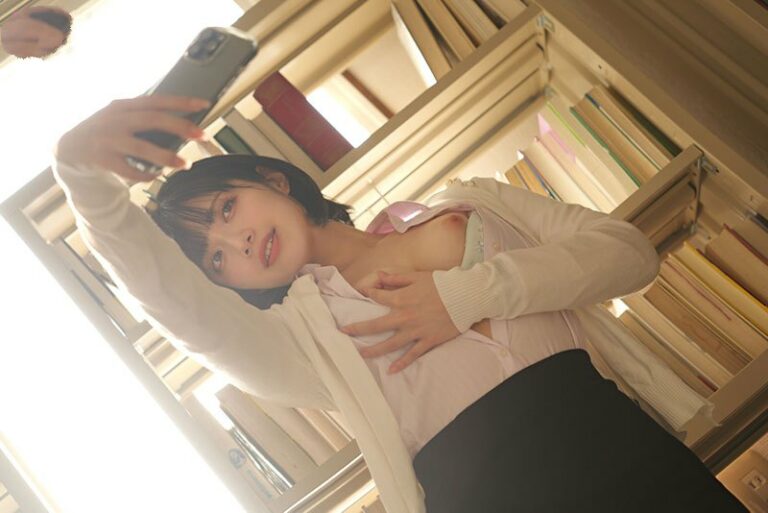 Phim  Sex Bí mật của cô giáo thích chụp ảnh sexy và những cậu học trò biến thái