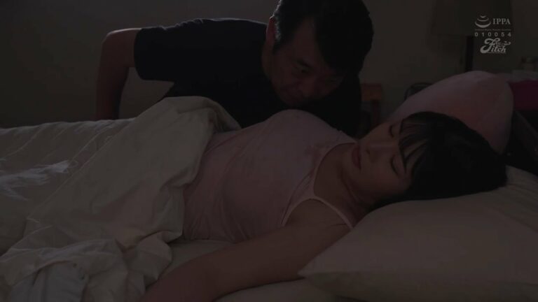 Phim  Sex Bố dượng nữa đêm vào phòng cưỡng hiếp con gái của vợ