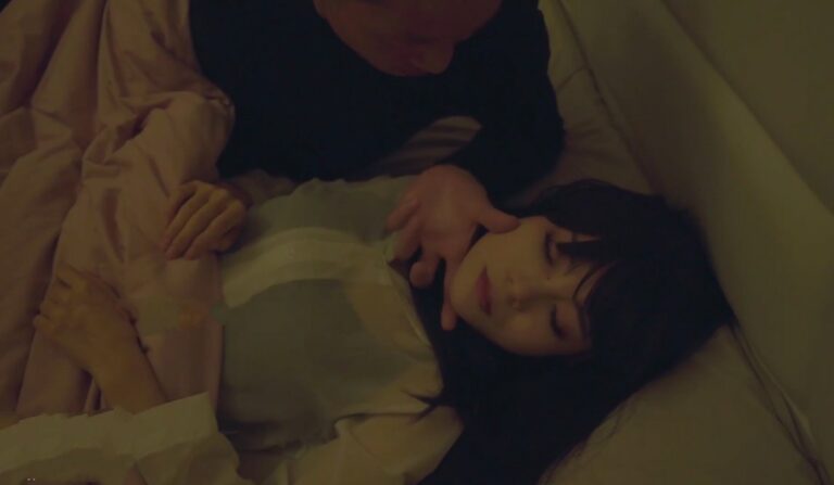 Phim  Sex Cậu em trai nữa đêm bỏ thuốc mê hiếp dâm chị gái xinh đẹp khi ngủ say