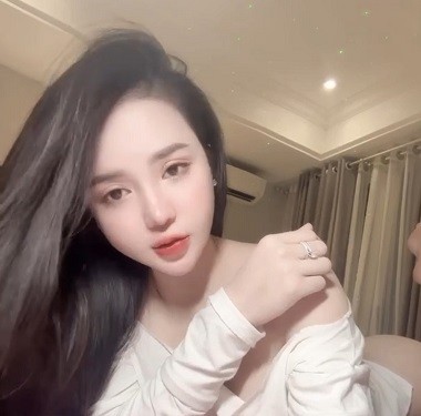 Phim  Sex Chu Thúy Quỳnh trông thân thiện khi chịch