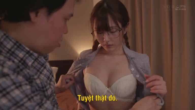 Phim  Sex Cô em gái hư hỏng giả vờ ngây ther gạ tình những anh trai giàu có