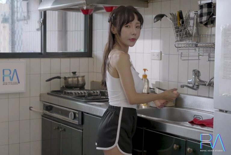 Phim  Sex Đứa con gái mới lớn tìm hiểu tình dục và người bố già dâm đãng