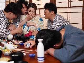 Phim  Sex Đưa vợ đi suối nước nóng, chồng không biết vợ bị người khác địt sấp mặt