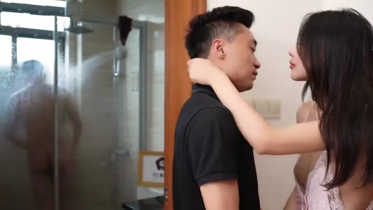 Phim  Sex Em trai đụ chị dâu quyến rủ khi anh trai đi tắm