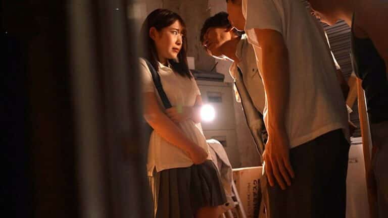 Phim  Sex Hiếp dâm tập thể em nữ sinh da trắng đi làm thêm xinh đẹp