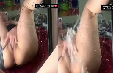Phim  Sex Móc bướm có nước bắn kích thích