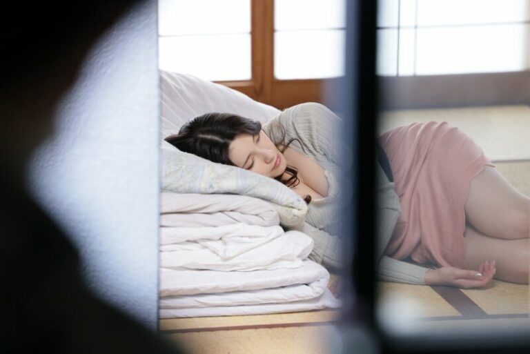 Phim  Sex Thanh niên bị đuổi khỏi nhà, trộm nhìn chị hàng xóm vú to ngủ say và cái kết